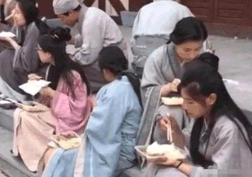 每日大赛聚焦：网络直播与娱乐圈多元风云