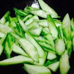 纹身哥低调坚守音乐梦，娱乐圈多面动态持续发酵