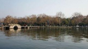 杨玏米露恋情疑云:街头骑行甜蜜互动引发关注