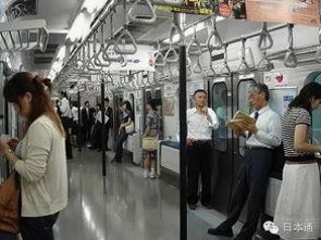 周杰伦与赵丽颖：摔断腿背后的坚韧与成长轨迹