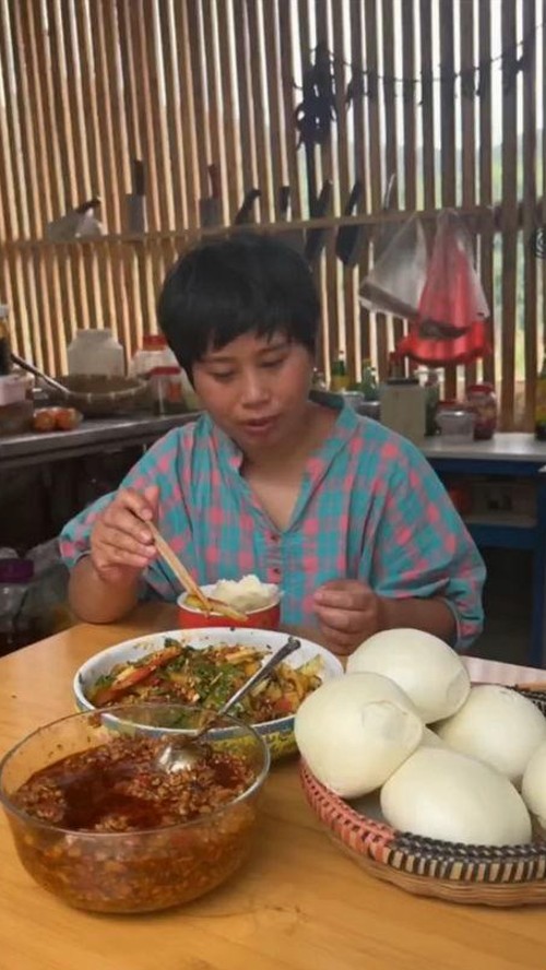 娱乐圈吃瓜达人刘佳持续发酵，张予曦与娱乐吃瓜酱也备受关注